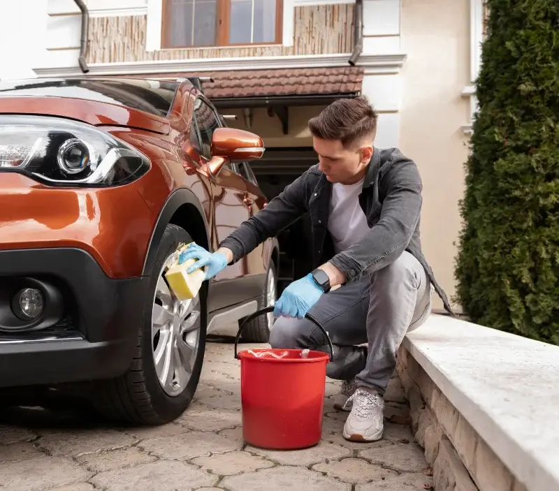 Lavage auto à domicile Hermanville-sur-Mer : professionnel intervenant sur un véhicule